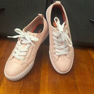 Soft pink Levi’s shoes !